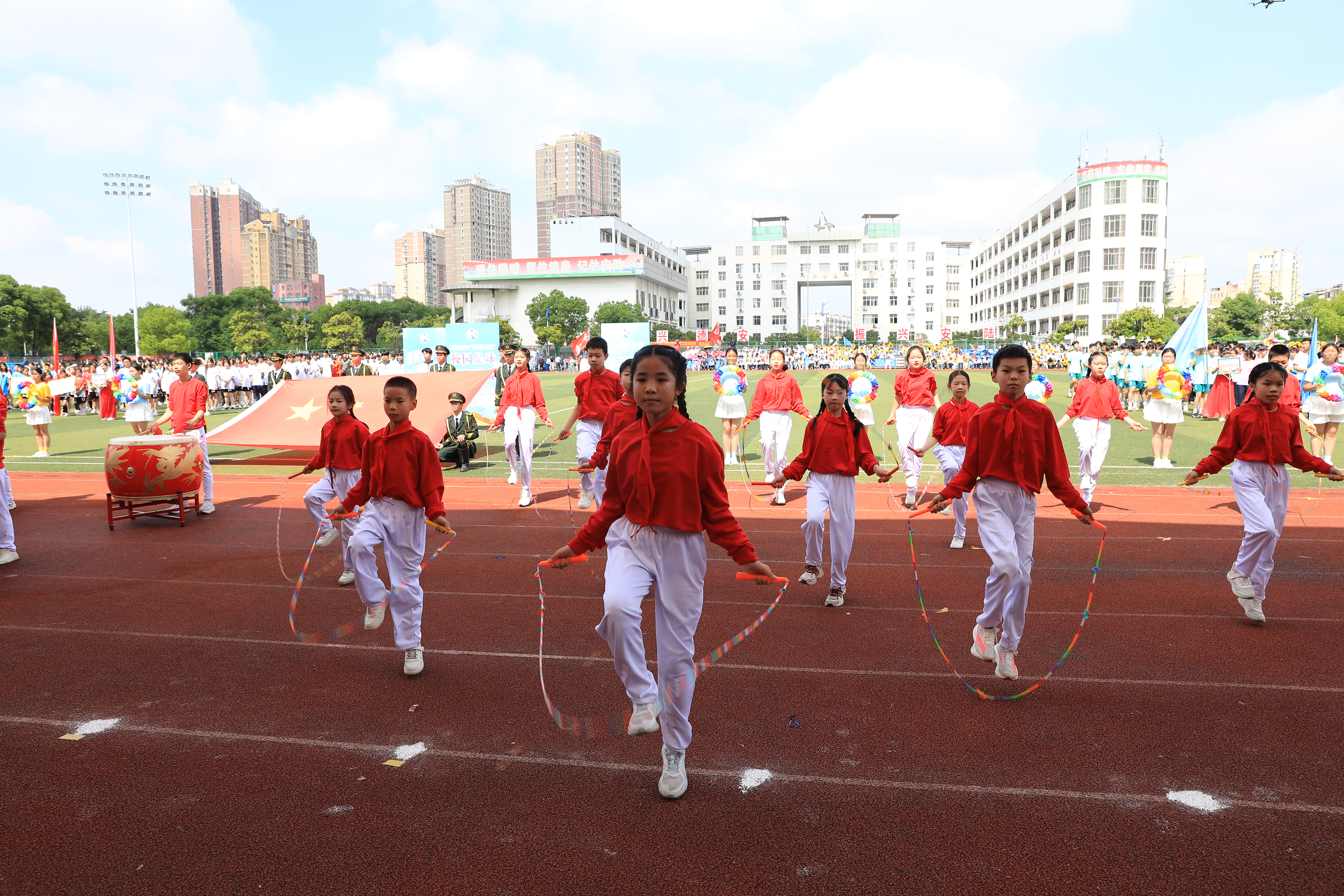 学生进行体操表演(孙诚 摄)