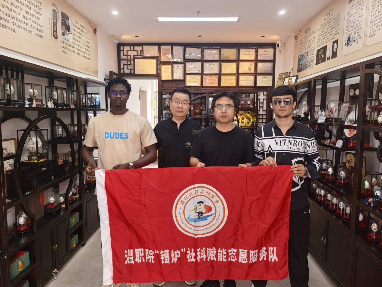 留学生和老师合影(曾庆华 摄)