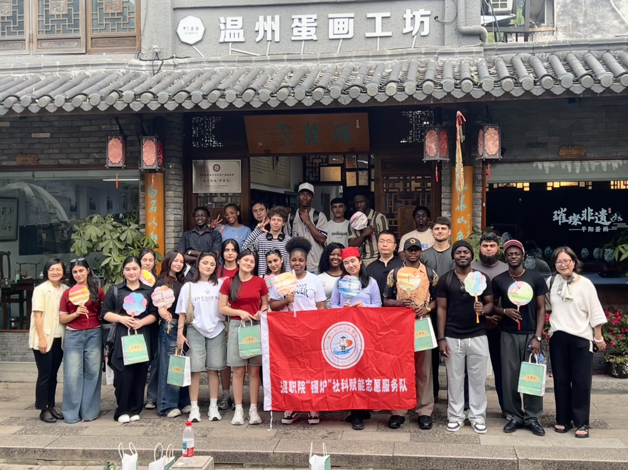 温州蛋画工坊合影现场(曾庆华 摄)