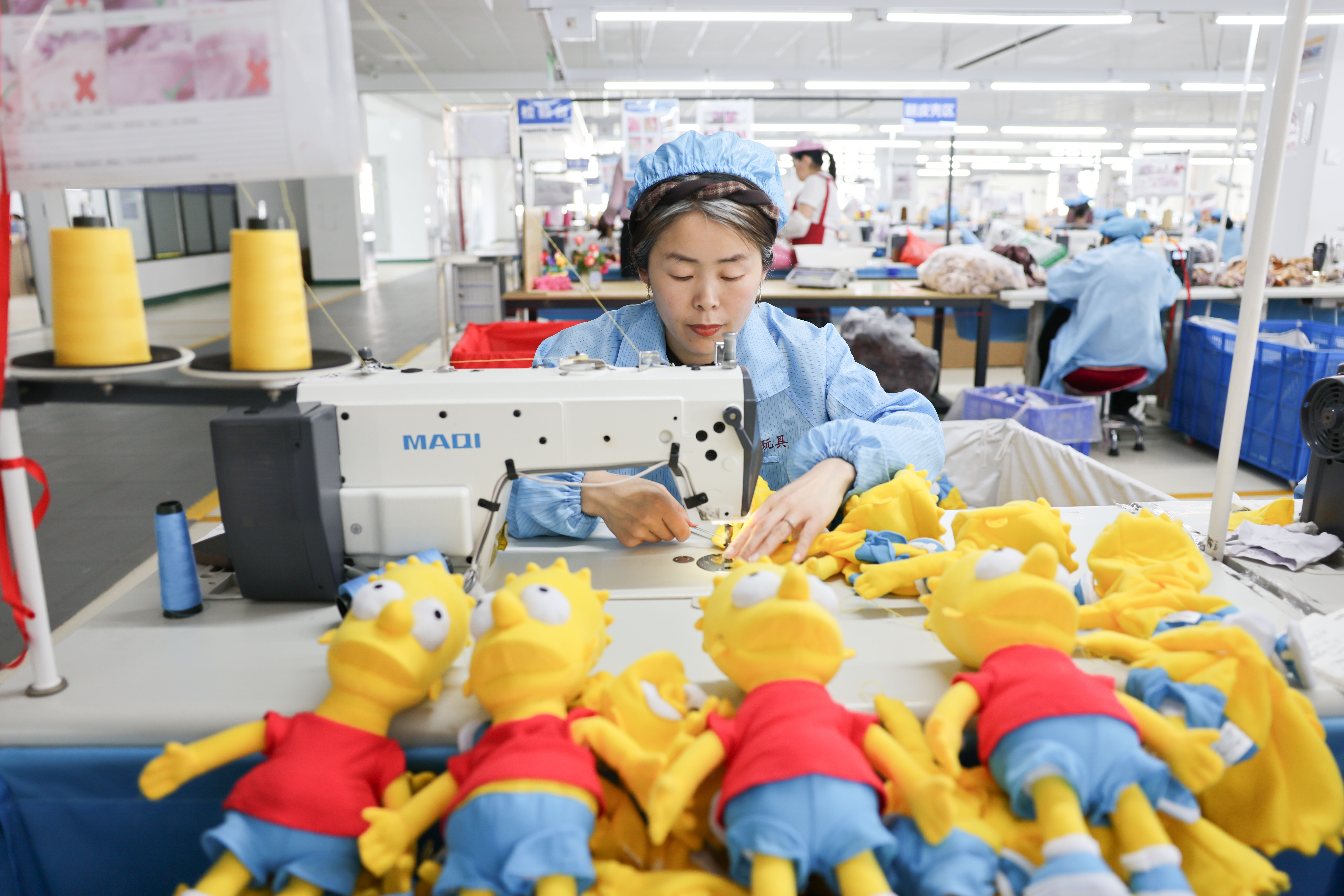 2026年5月22日,江苏省连云港市赣榆区城头镇一家玩具企业的工人在生产出口订单。(司伟 摄)