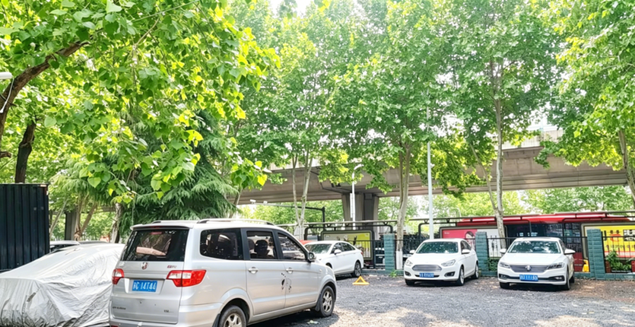 经过治理,邮政小区内,昔日菜地“变身”居民停车位。(刘亚萍 摄)