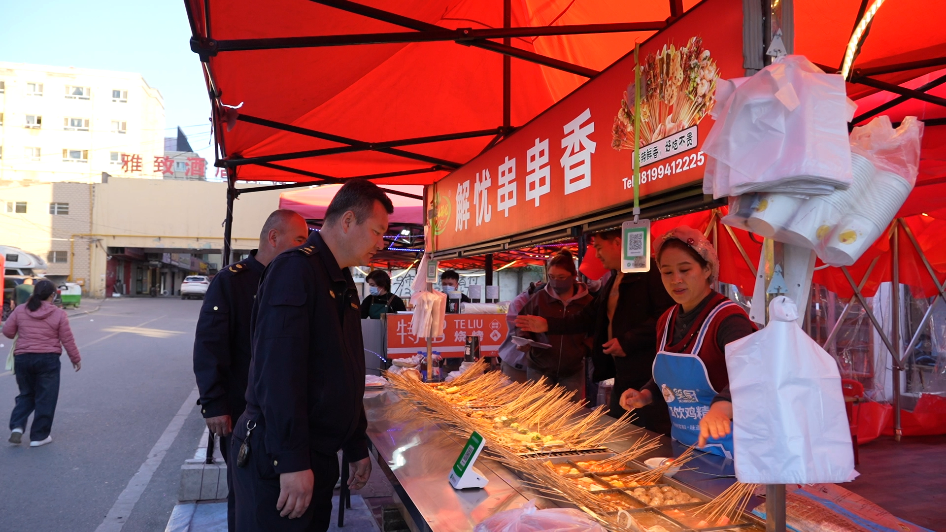 市场监管部门同步跟进,对夜市摊位开展食品安全检查,护航夜间经济健康发展。(那娥木汗·艾提哈力 摄)
