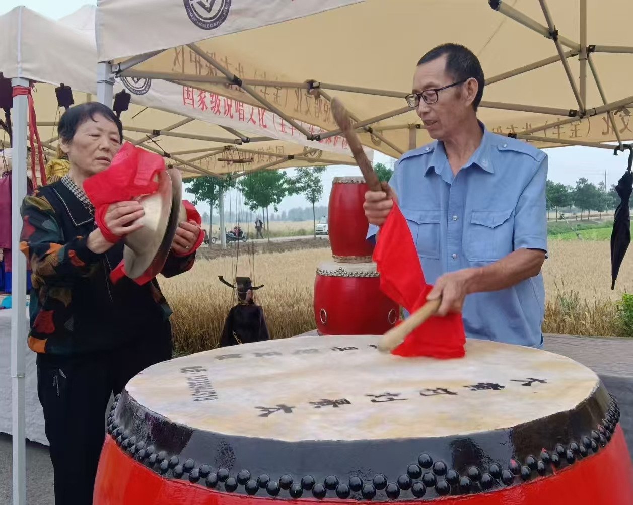 宝丰魔术大会非遗大集上的牛皮鼓展示 (郭明远 摄)