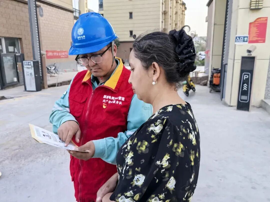 柯坪县成为阿克苏地区首个实现居民小区供电、服务、收费、管理“四到户”全域全覆盖的县域。(古力孜巴 摄)