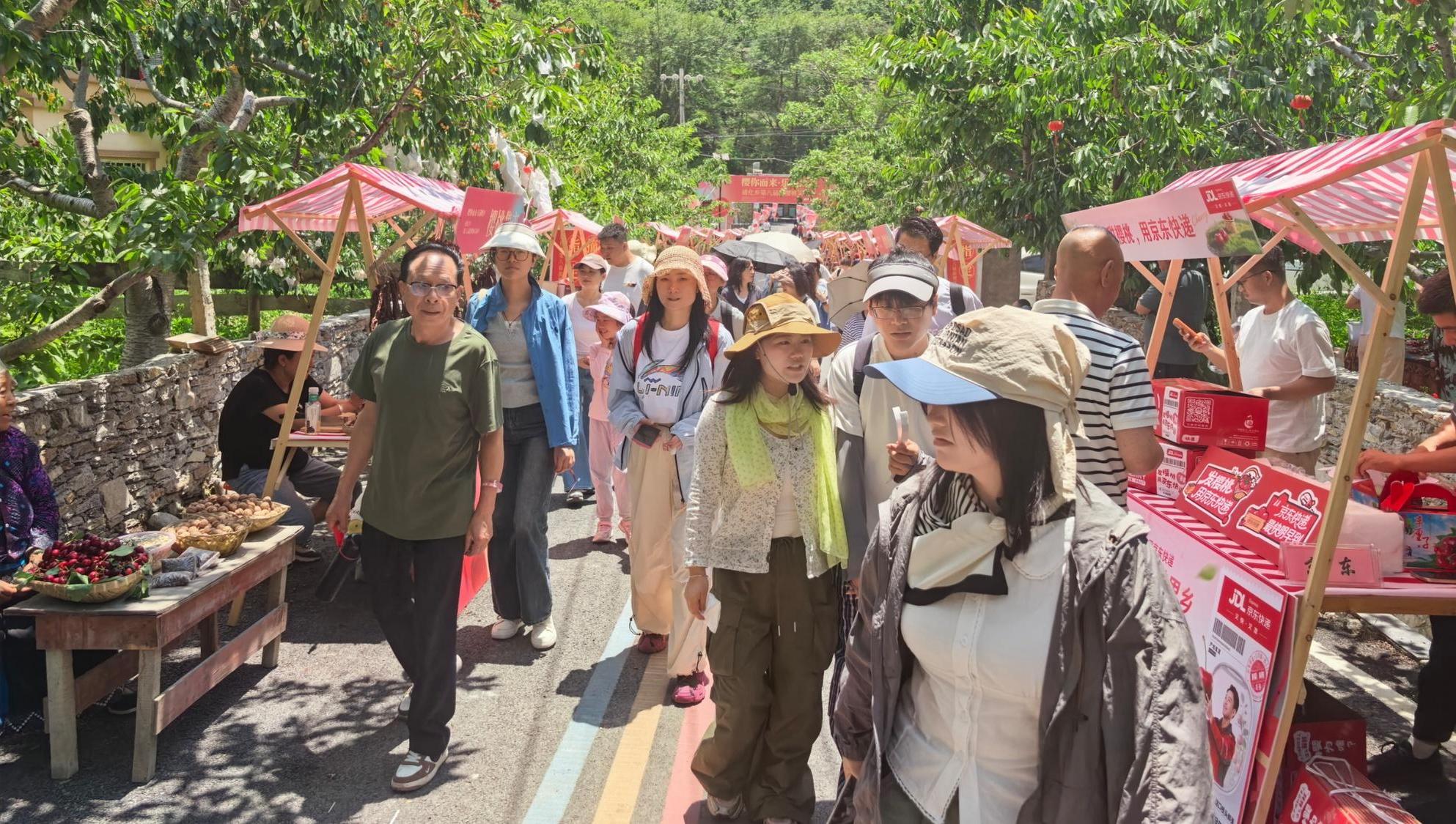 游客逛主题创意集市(汪梅 摄)