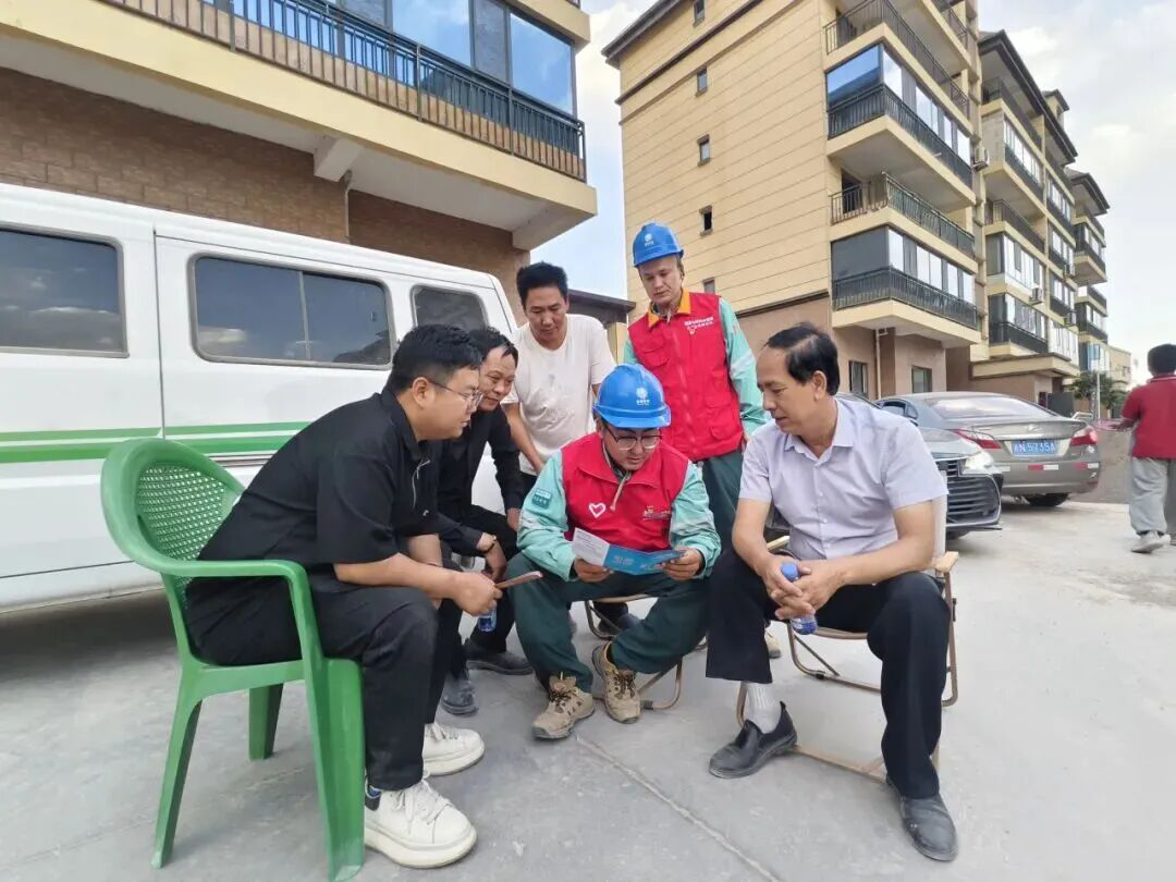 柯坪县成为阿克苏地区首个实现居民小区供电、服务、收费、管理“四到户”全域全覆盖的县域。(古力孜巴 摄)