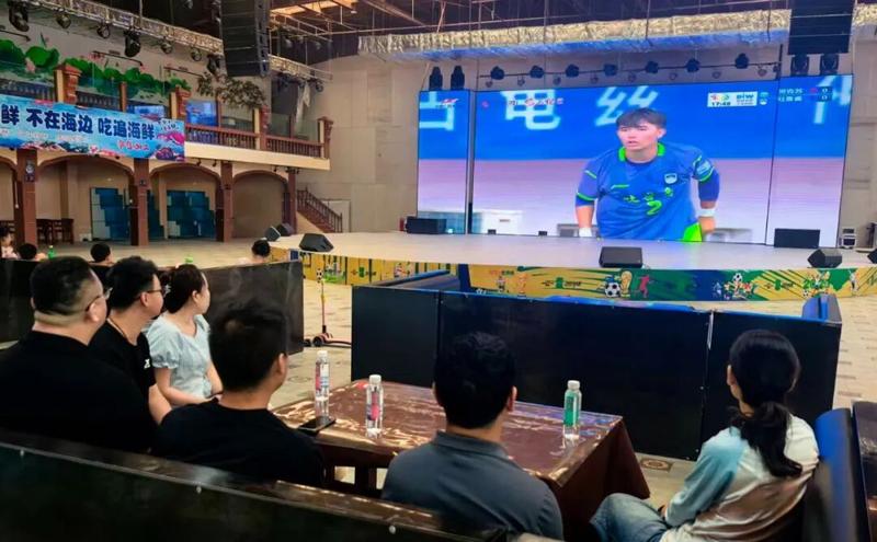 市民们正在紧张观赛(张勇 摄)