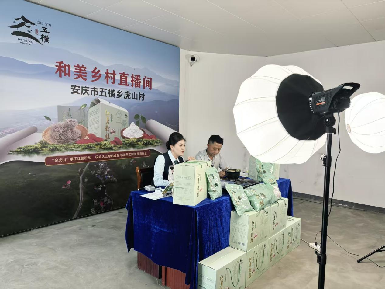 乡村直播间现场(张佳 摄)