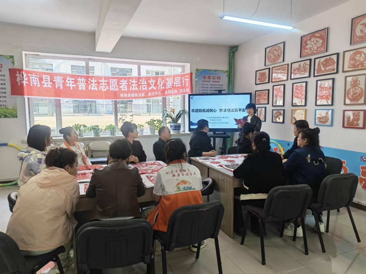 青年普法志愿者法治文化基层行活动现场(侯月华 摄)