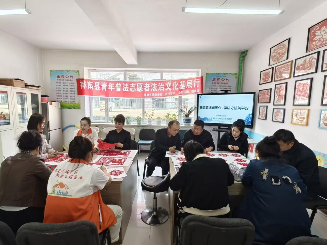 青年普法志愿者法治文化基层行活动现场(侯月华 摄)