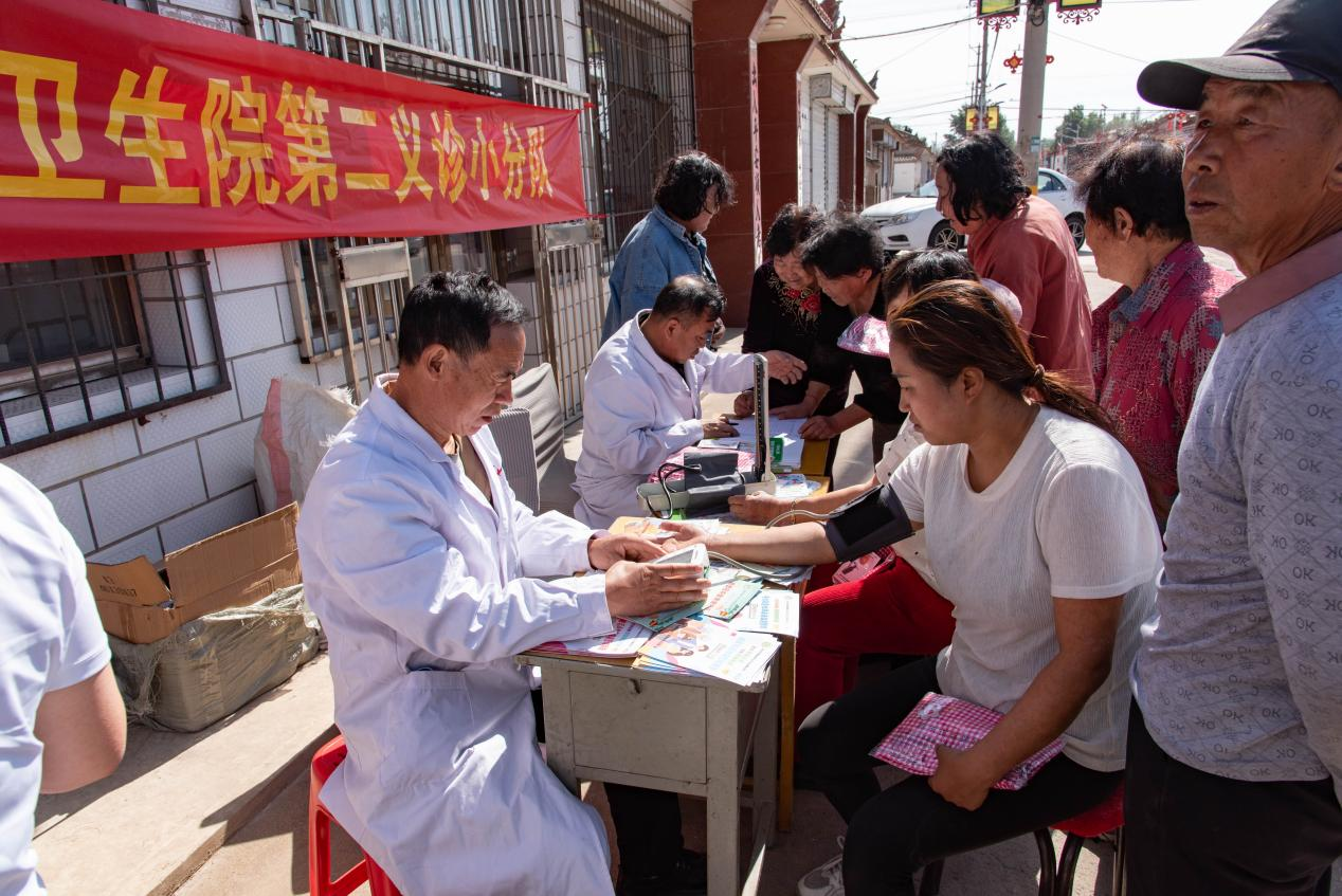 义诊活动现场 (楚向东 摄)
