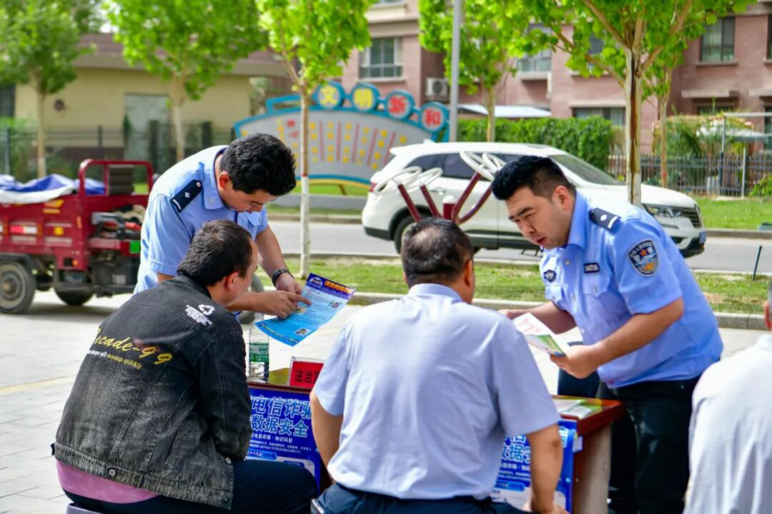 新和镇派出所民辅警在向阳社区开展“法治+健康”科普宣传活动现场。(阿不都沙拉木·热西提 摄)