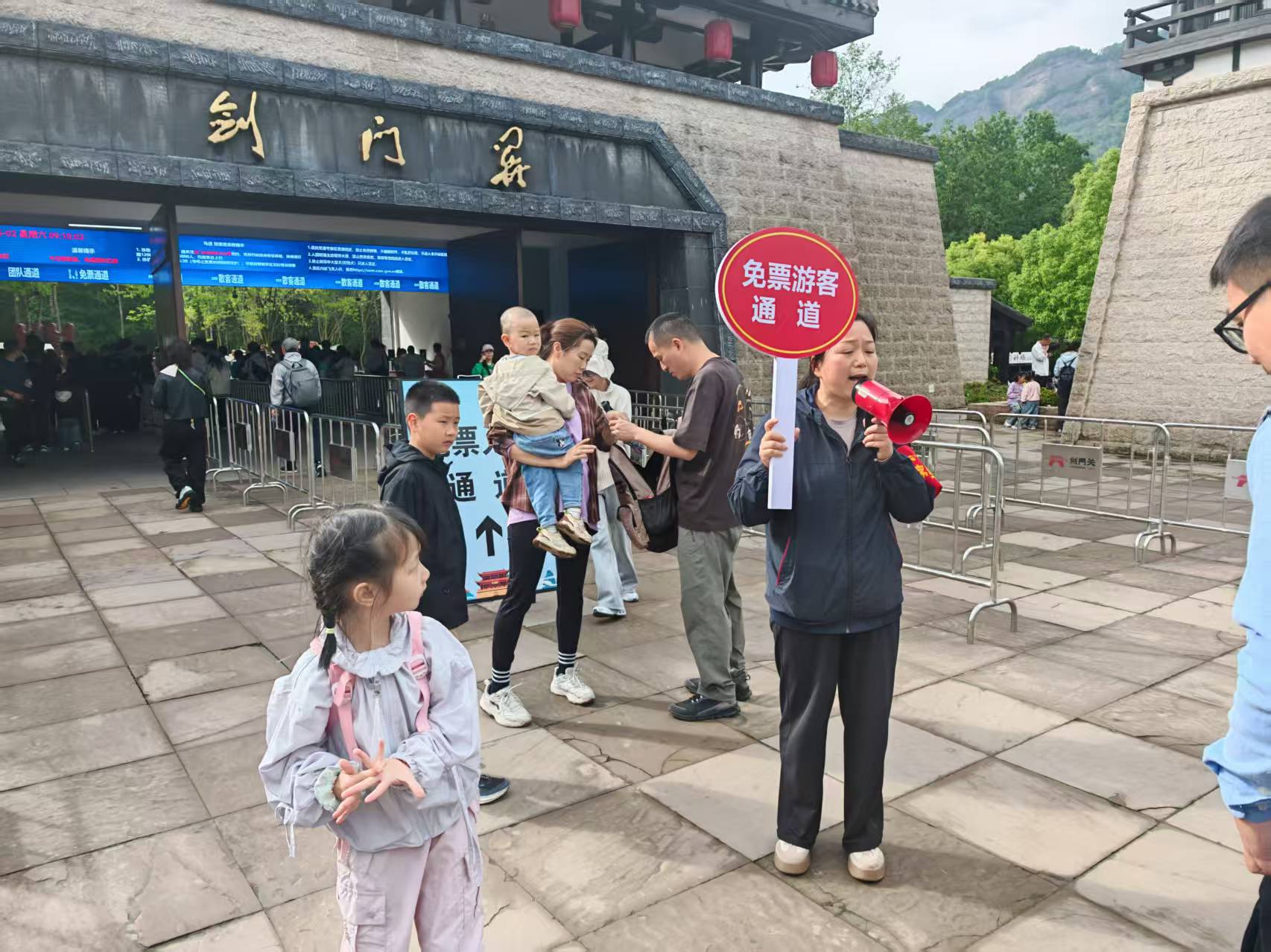 为游客服务现场(朱斗峰 摄)