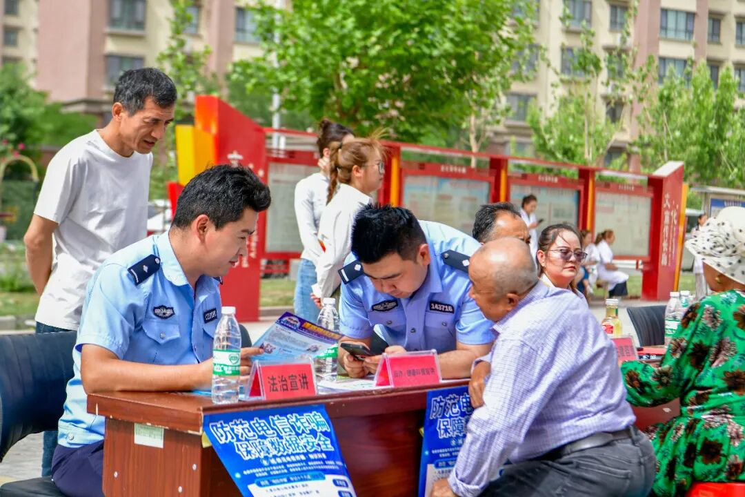 新和镇派出所民辅警在向阳社区开展“法治+健康”科普宣传活动。(阿不都沙拉木·热西提 摄)