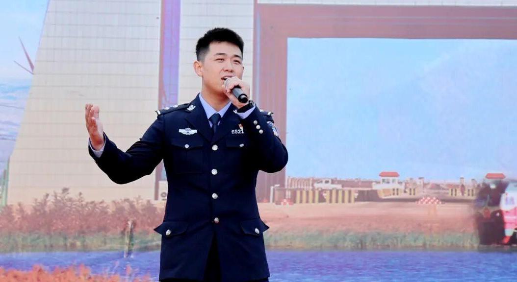 民警登台演唱原创歌曲(布仁巴特 摄)