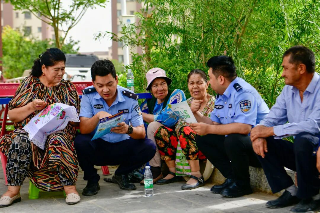 新和镇派出所民辅警在向阳社区开展“法治+健康”科普宣传活动。(阿不都沙拉木·热西提 摄)