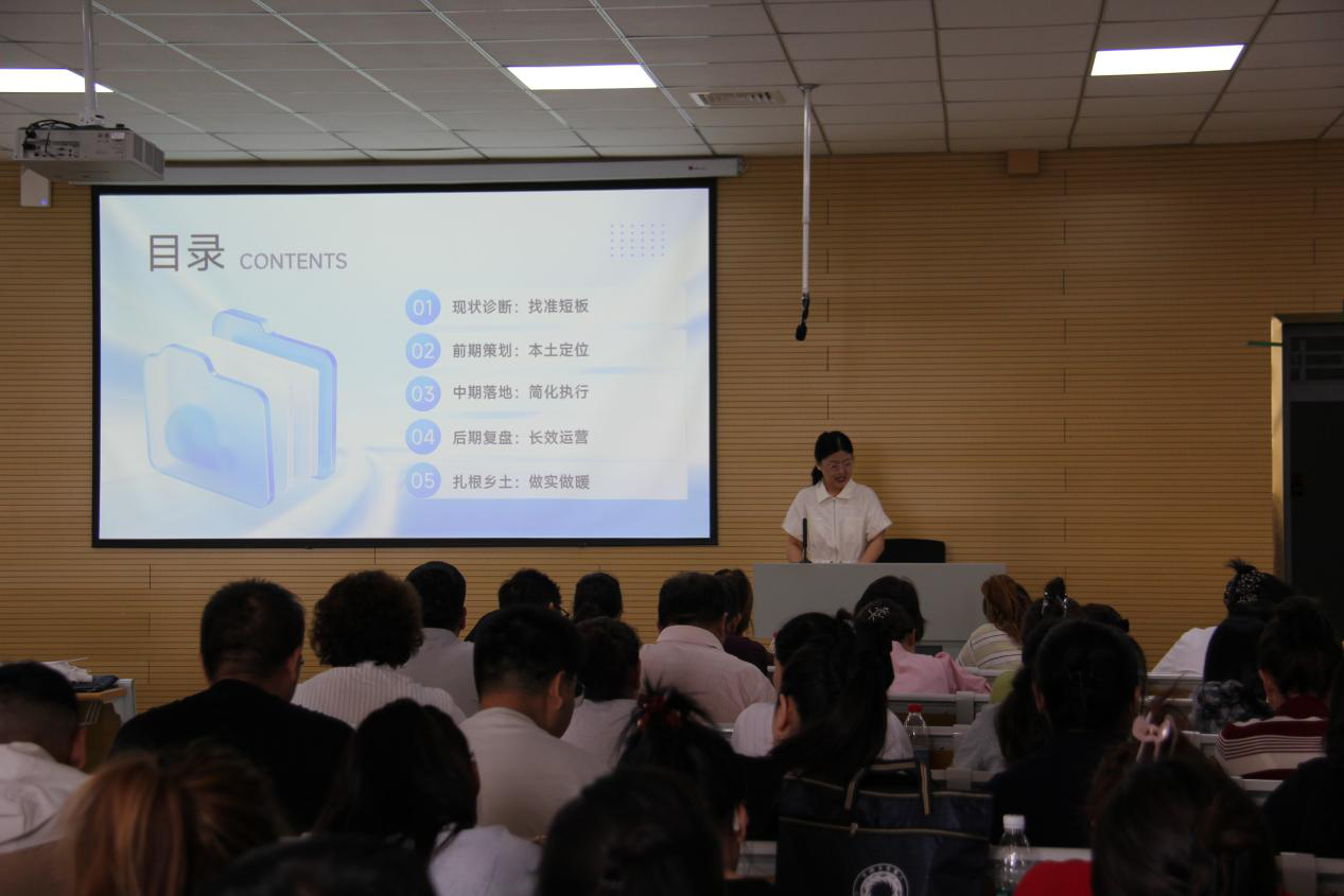 阿克苏地区文旅领域专家及业务骨干给温宿县文旅系统从业者授课(潘晓娜 摄)