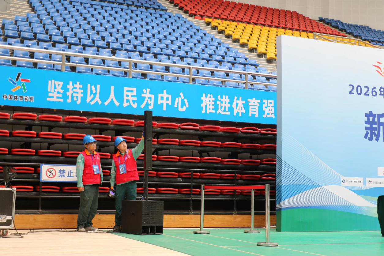国家电网新疆电力(阿克苏白水)天山雪莲共产党员服务队在阿克苏体育馆发布会现场对用电设备进行用电检查。(邸敏 摄)