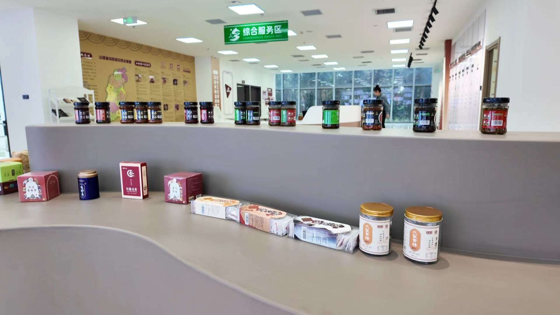 本土农特产品集中陈列(薛志佳 摄)