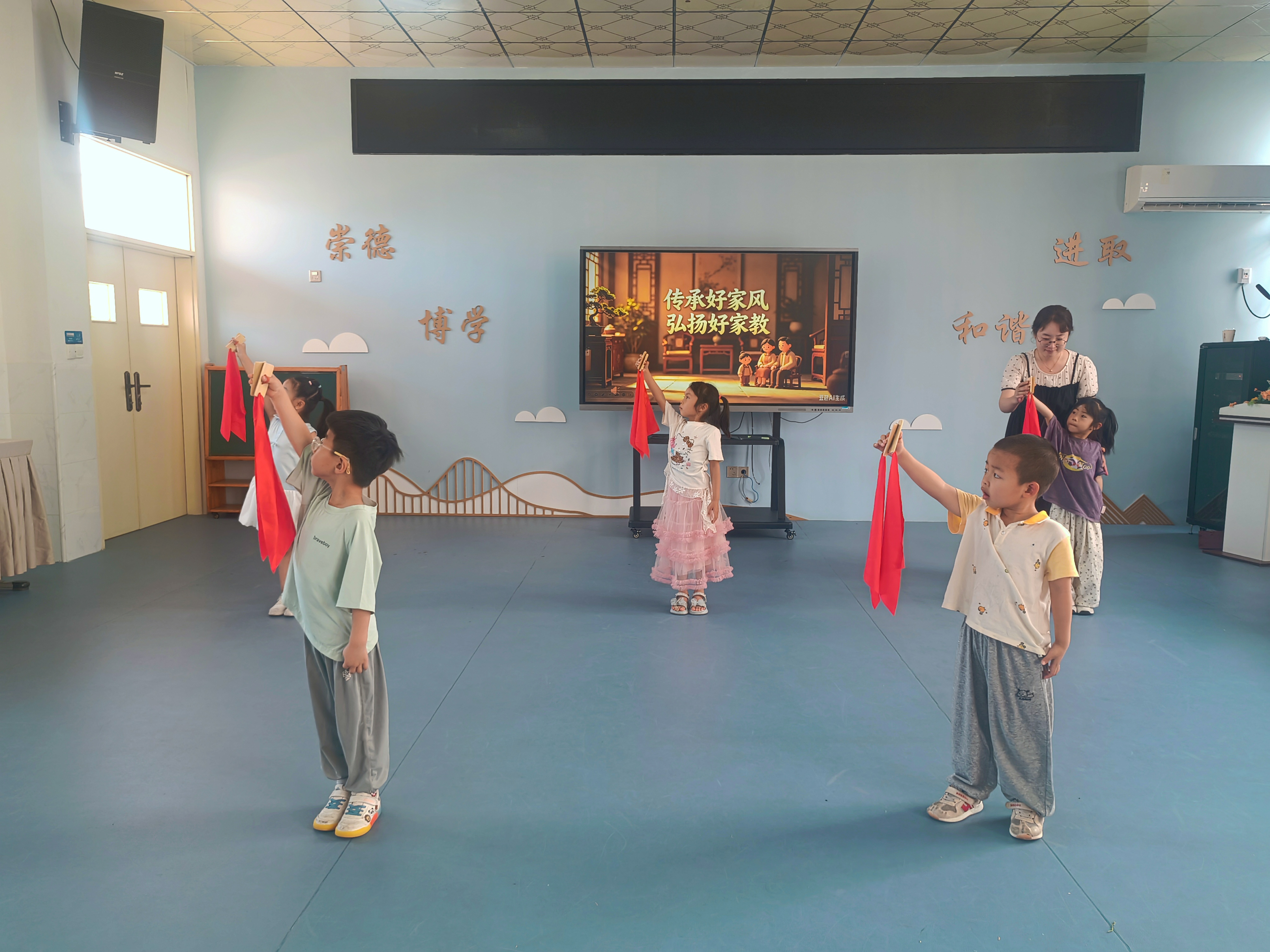 林墩中心幼儿园在进行闽南童谣互动教学(林少虹 摄)