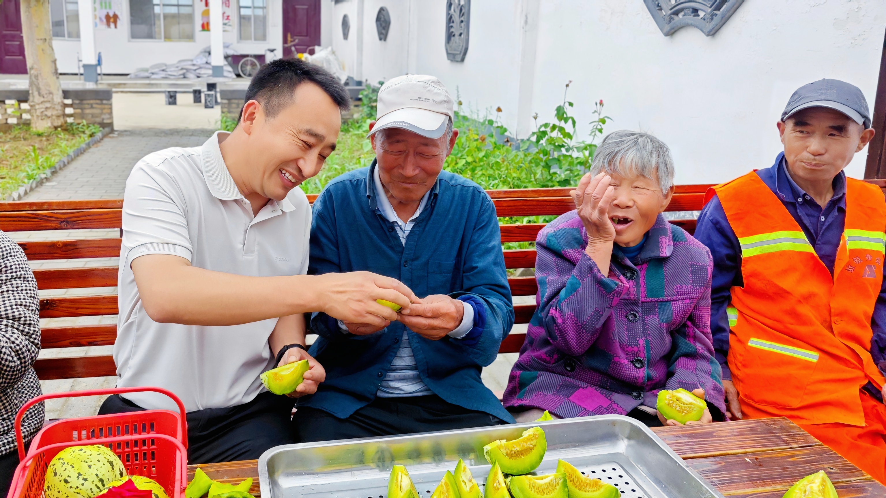 党员志愿者给老人送甜瓜唠家常。(丁雅琦 摄)