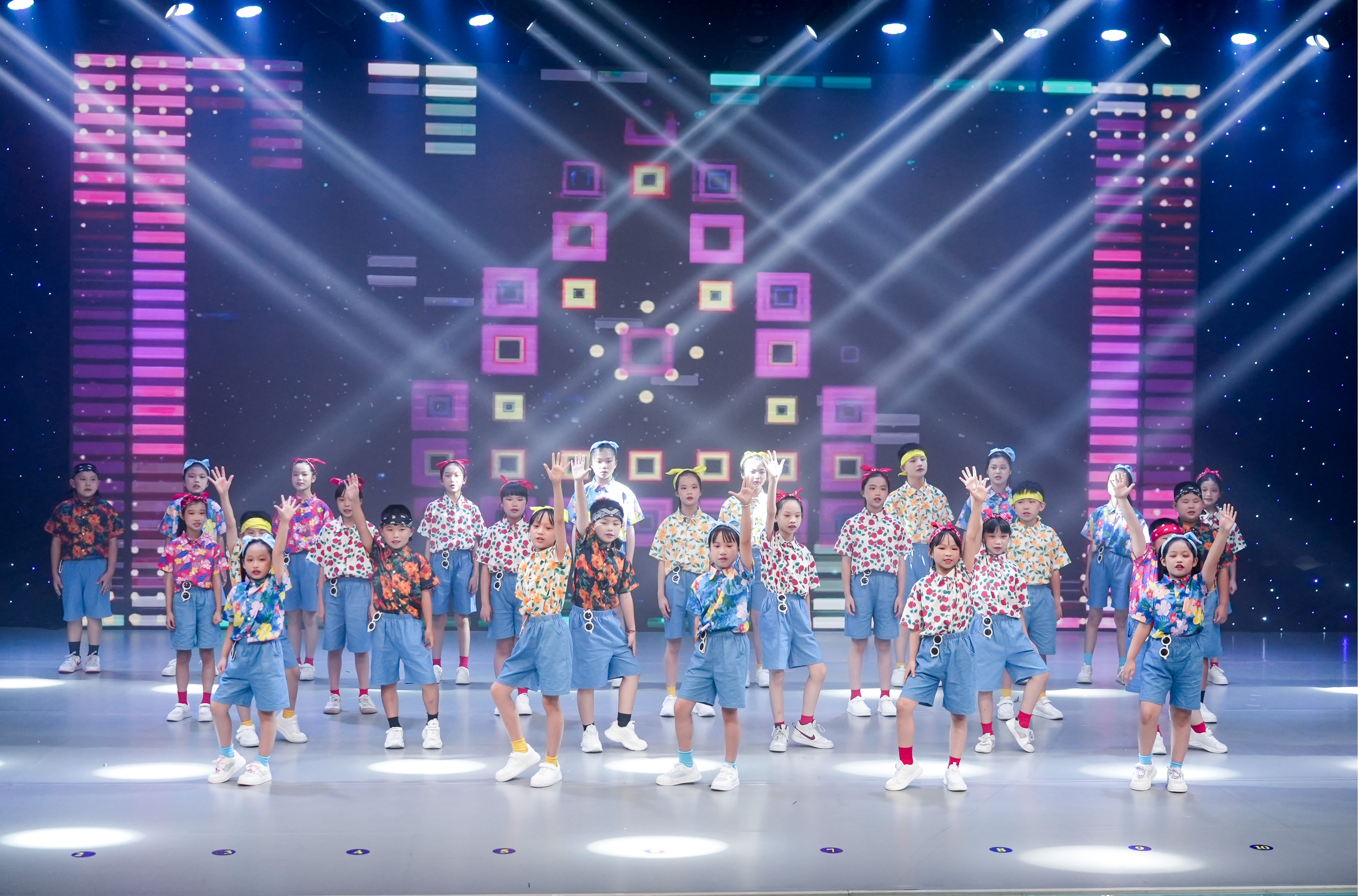 梧州市大东路小学带来歌表演《红日》(陈松泓 摄)