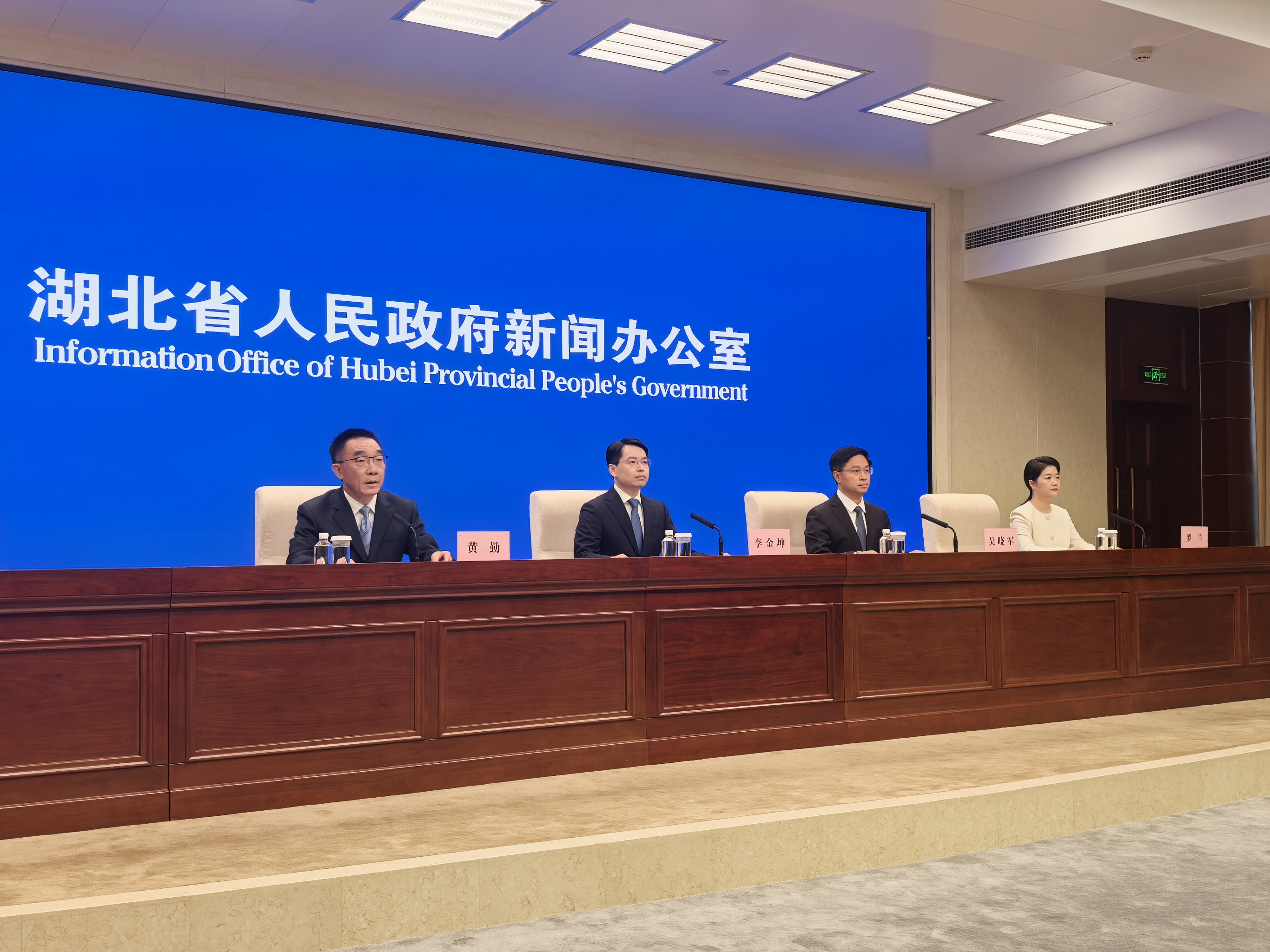 出席新闻发布会主席台的嘉宾(余惠玲 摄)