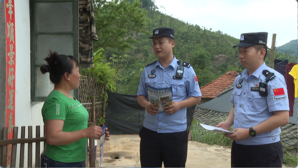 边境派出所的民警在开展常态化入户宣传(陶虹伶 摄)