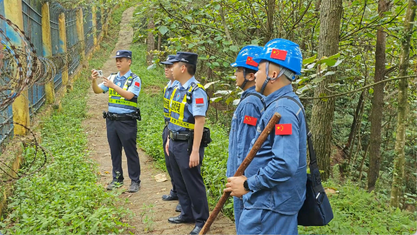 友谊关边境派出所山子执勤点的民警和国旗巡线队在日常巡逻(李浩 摄)