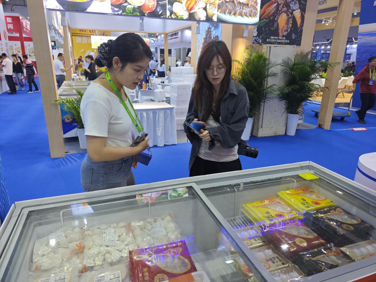 展位上各类三味鱼水饺 (张南宁 摄)