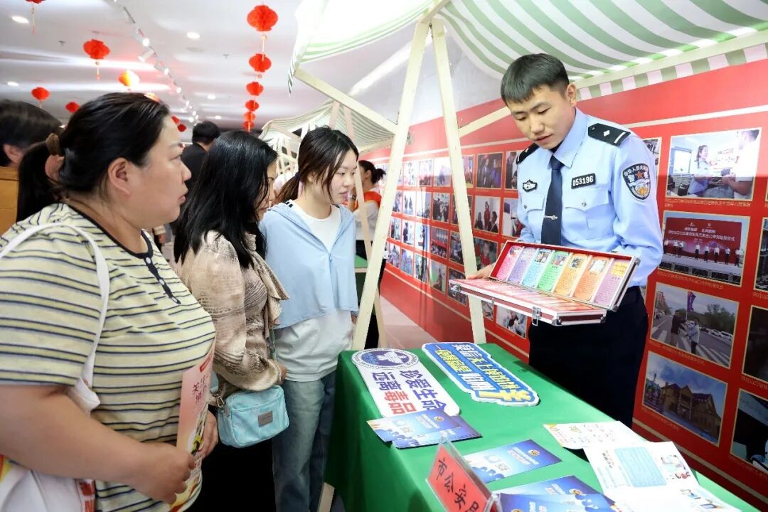 便民服务宣传(刘丽娜 摄)