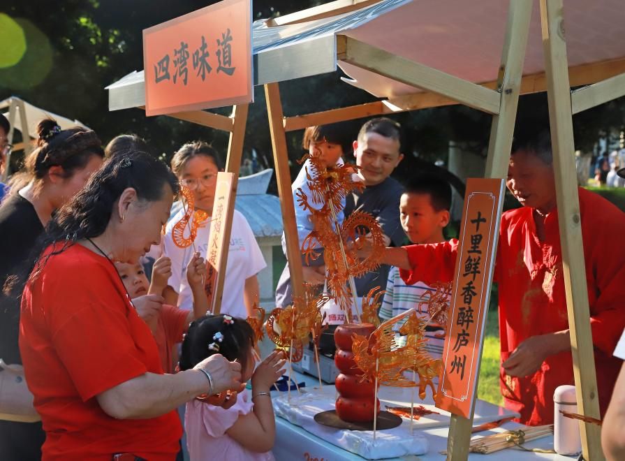 “四湾味道”深受欢迎(何晓珺 摄)