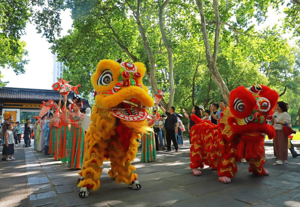 庐州狮舞(何晓珺 摄)