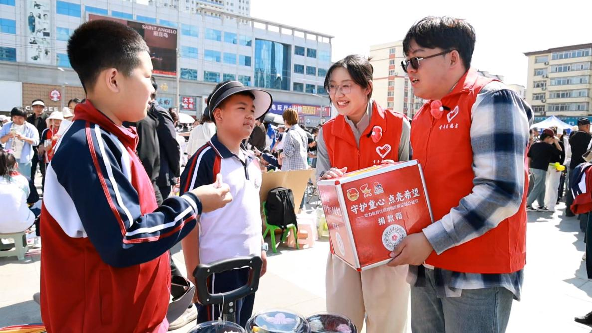 公益市集募捐(丁镭 摄)