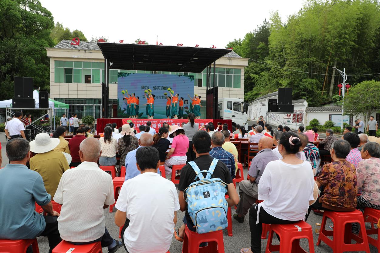 活动在开场舞《杨河喜事多》中拉开帷幕(刘钊海 摄)