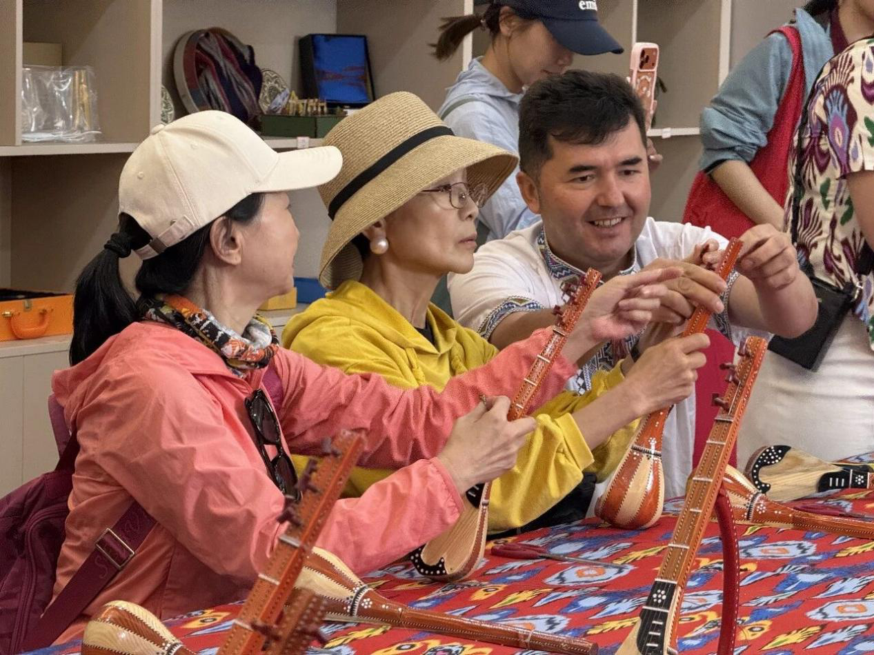 在乐器制作工坊,游客们实地探访民族乐器的完整制作流程。(古丽尼葛尔 摄)