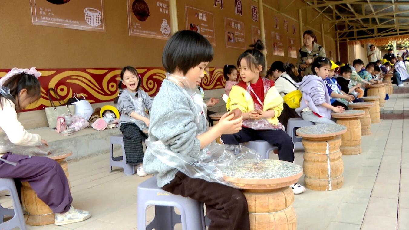 孩子们在马家窑农文旅研学基地亲手制作陶罐感受千年彩陶文化的魅力(郭立新 摄)