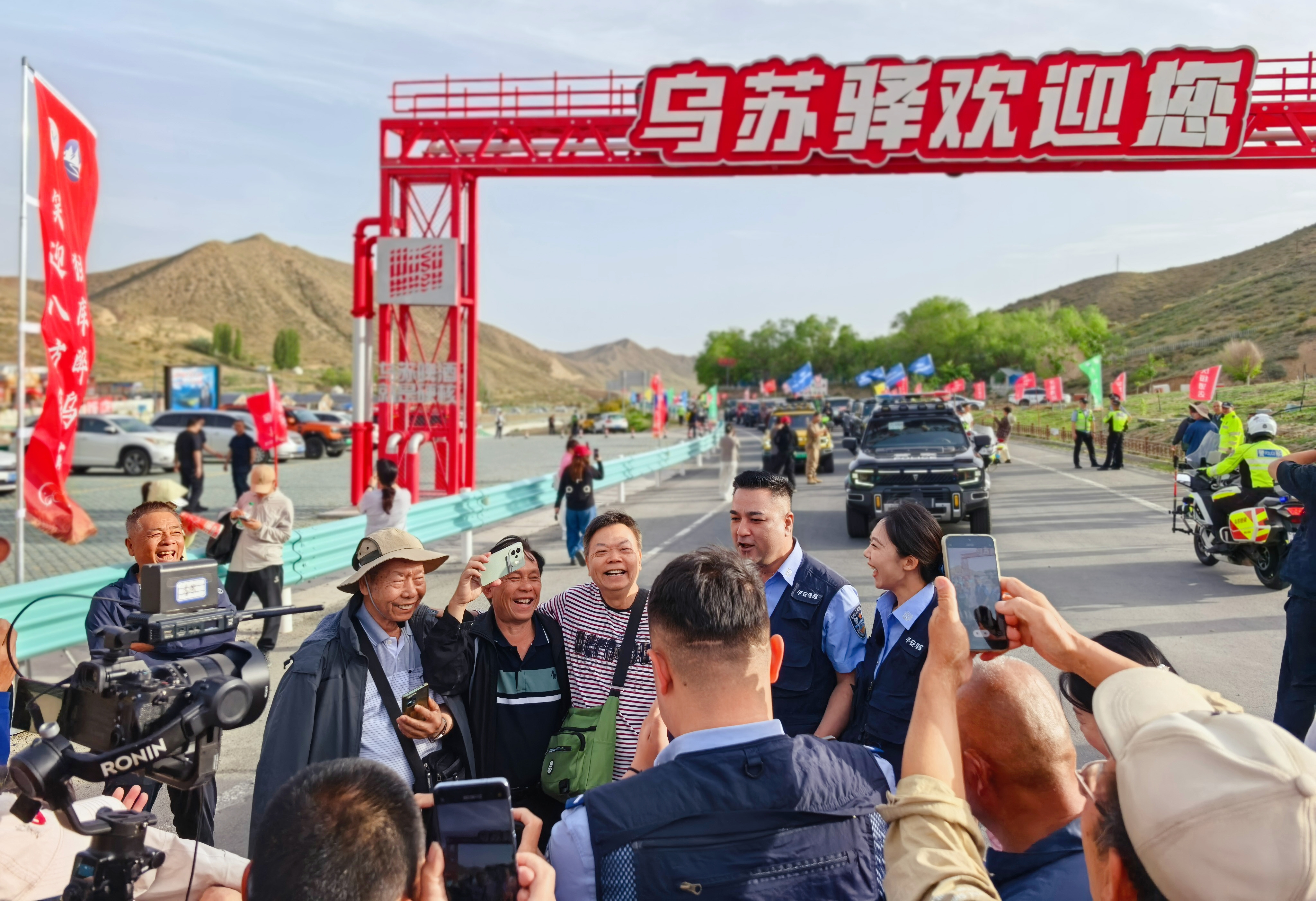 市民现场直播(唐志阳 摄)