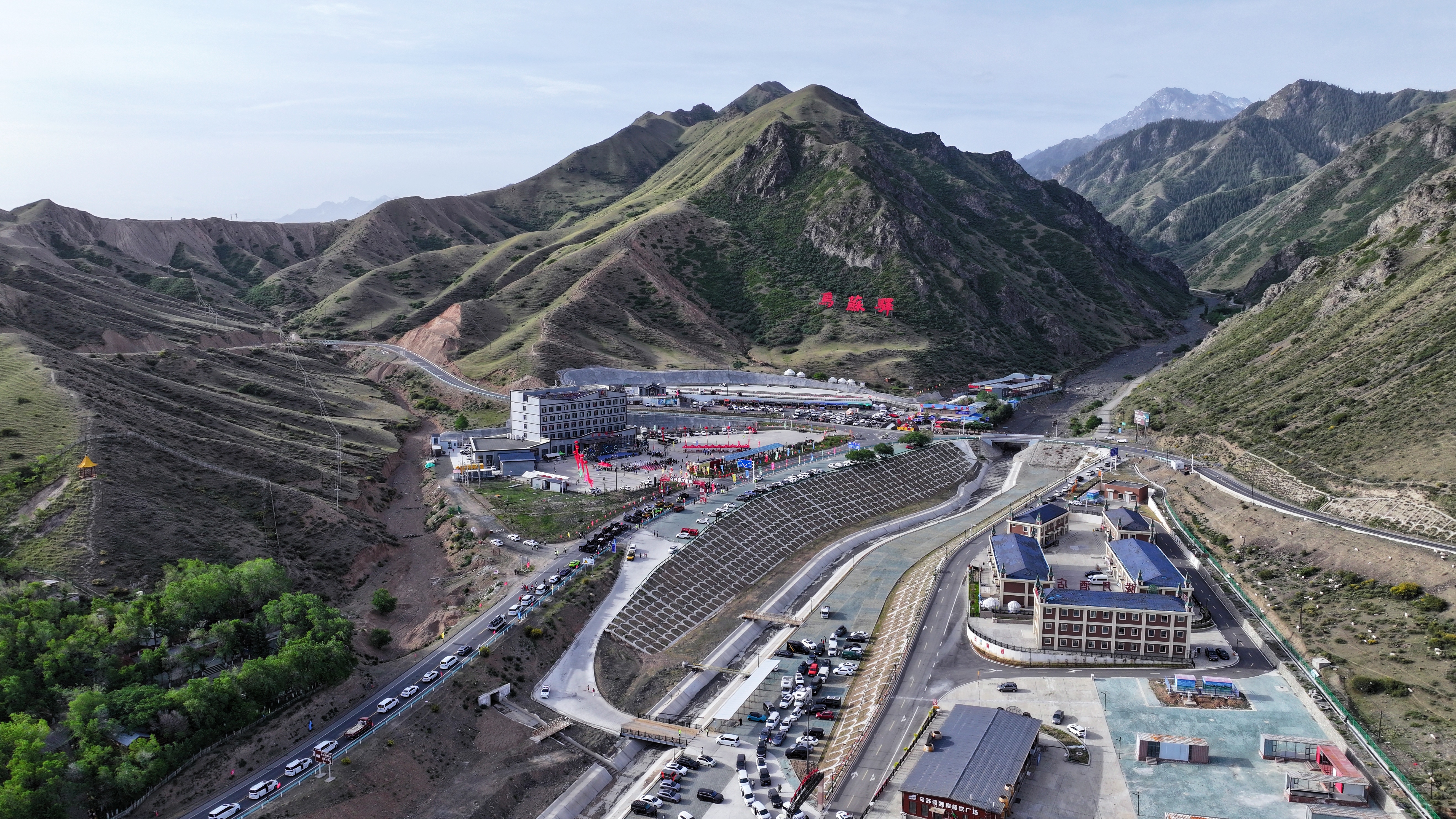 独库公路通车(唐志阳 摄)