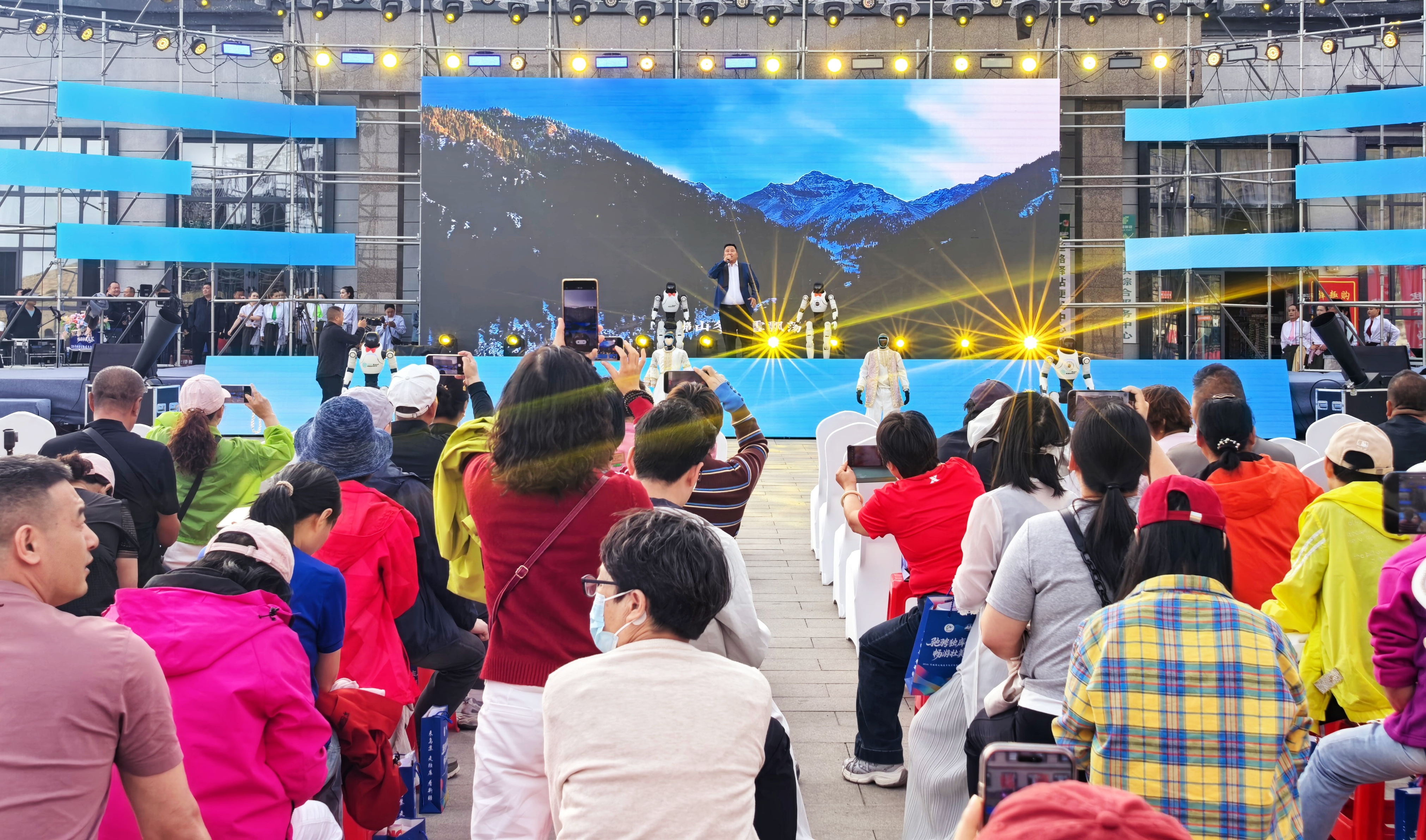 歌唱表演(唐志阳 摄)