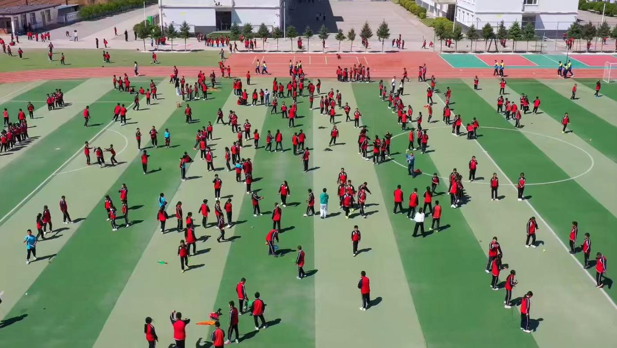 多彩大课间活动学生们踊跃参与、互动嬉戏,欢声笑语洒满校园。 (刘源丰 摄)