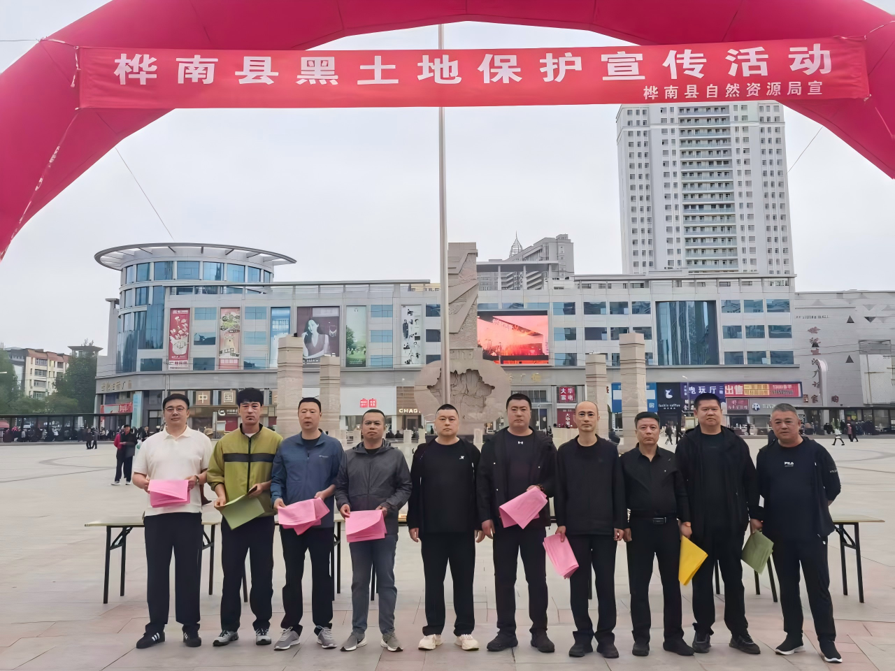 工作人员在县世纪广场悬挂横幅、布置展板(刘景涵 摄)
