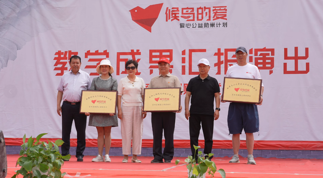 颁发荣誉证书现场 (陈铠 摄)