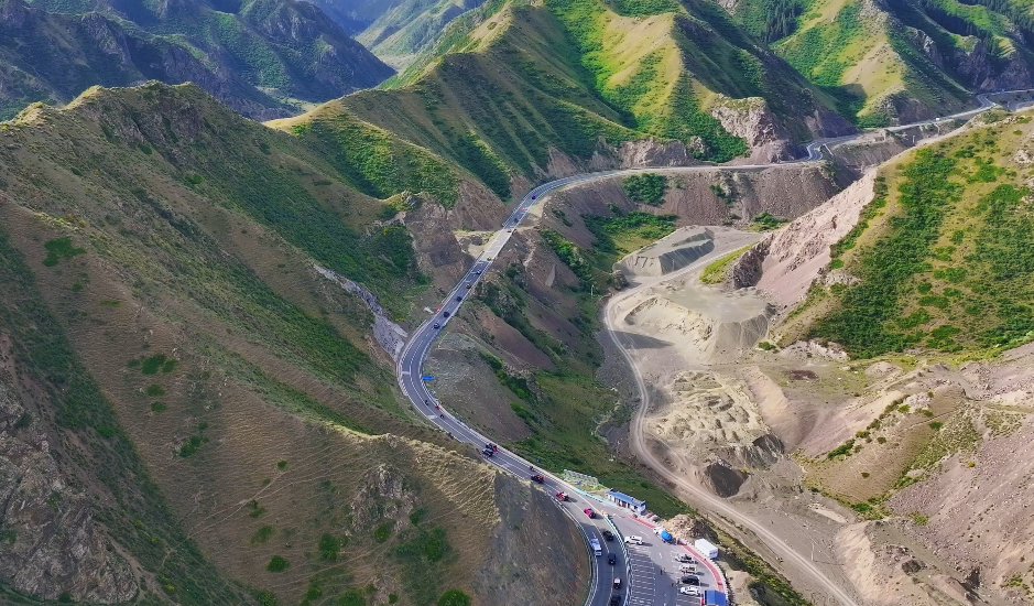 独库公路(飞尔东 摄)