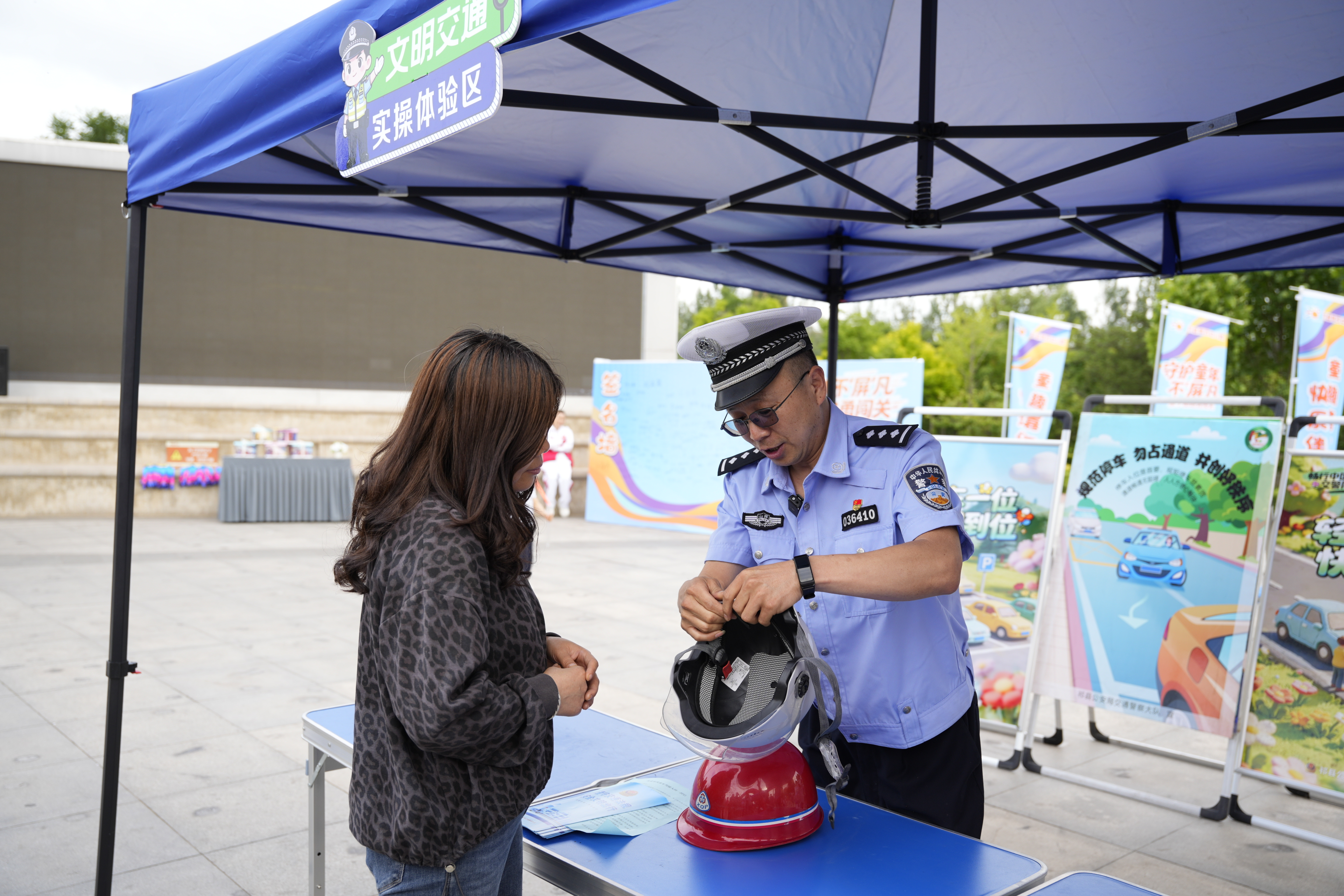 交警现场示范安全头盔规范佩戴方法(庞子文 摄)