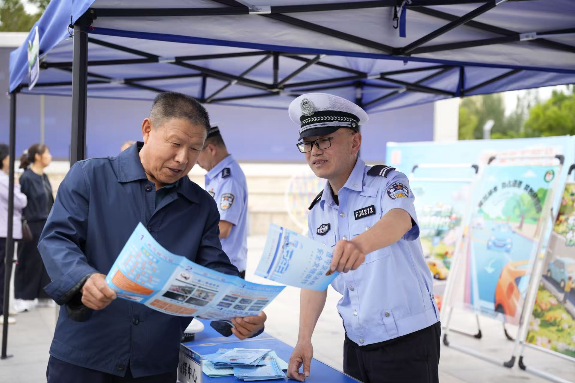 交警向群众讲解交通安全知识(庞子文 摄)
