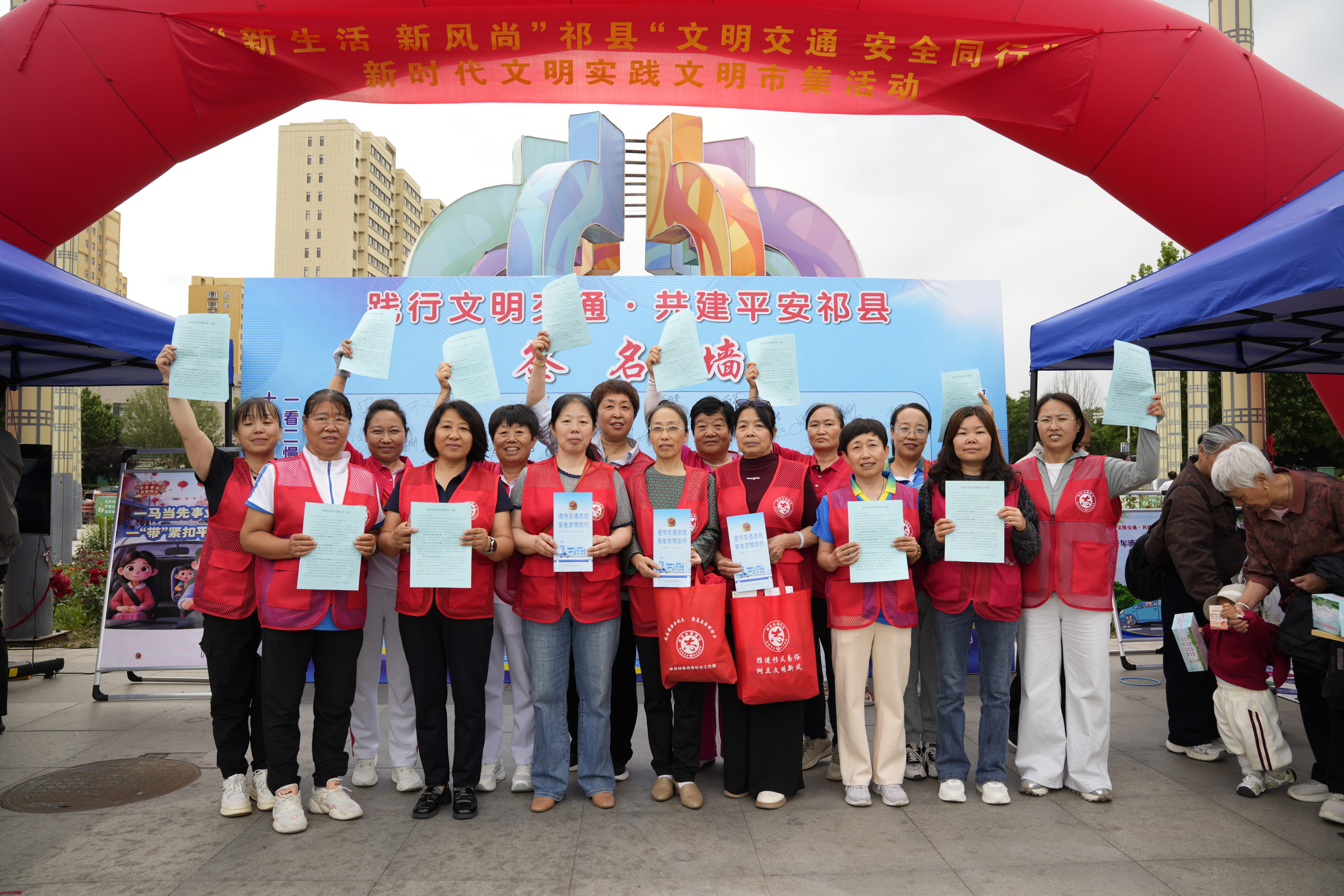 交通安全同行主题宣传活动现场(庞子文 摄)