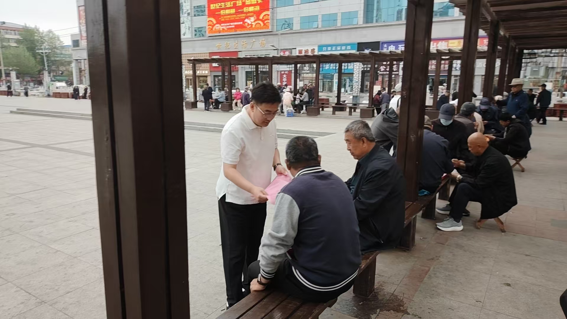 工作人员在世纪广场进行黑土地保护普法宣传(刘景涵 摄)