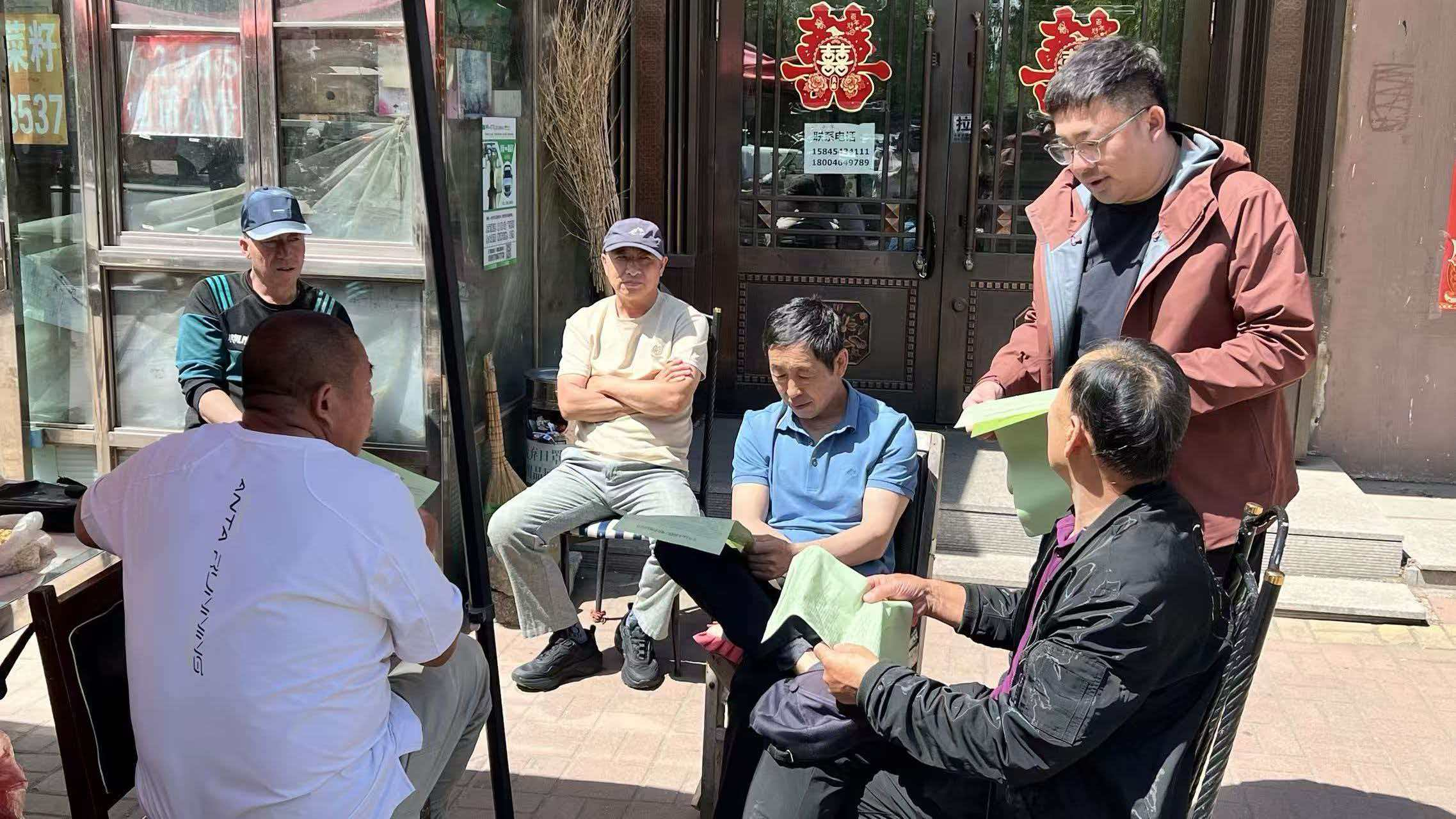 工作人员在曙光社区开展黑土地保护宣传活动(刘景涵 摄)