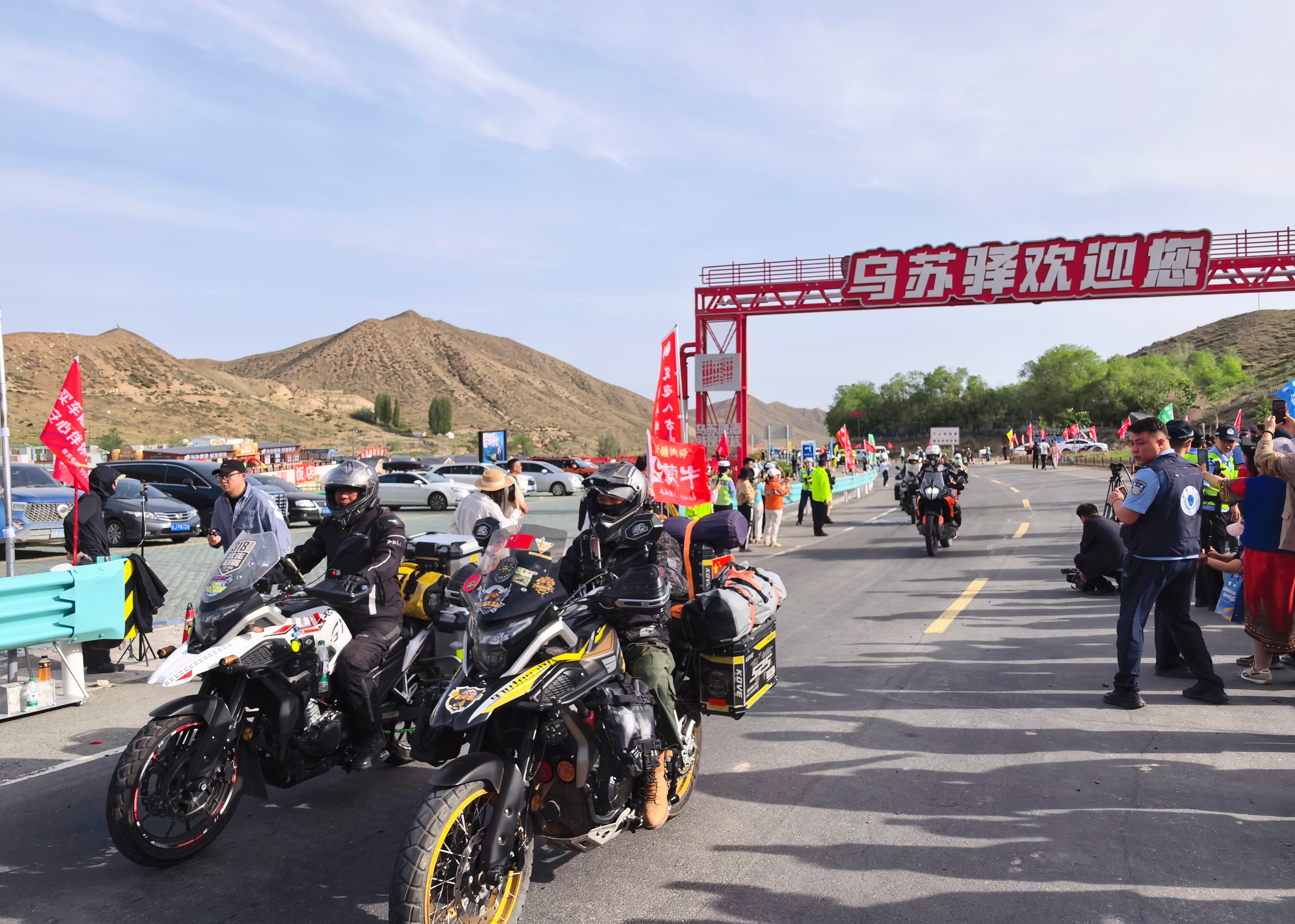 独库公路通车(飞尔东 摄)